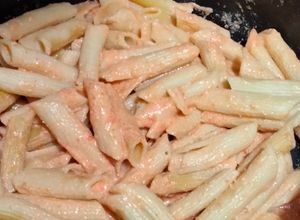 Una foto de Pasta con crema de pimiento espesita
