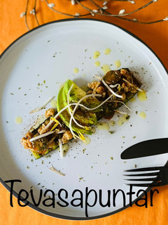 Una foto de Ensalada templada de calabacín con soja texturizada 🥒 🫚 🥑 🥗