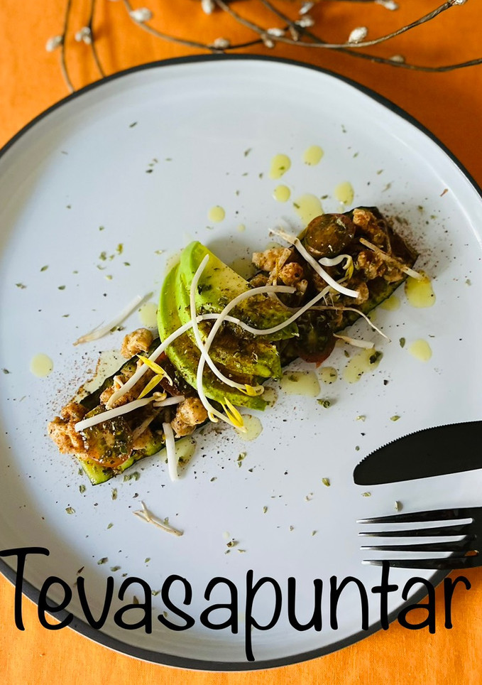 Una foto de Ensalada templada de calabacín con soja texturizada 🥒 🫚 🥑 🥗