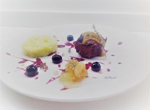 Foto di Guancia di maiale con salsa di mirtilli, purè di patata e zucchine, frutti di mostarda