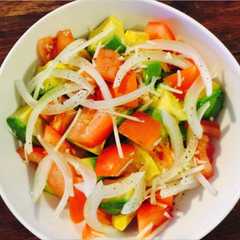 Una foto de Ensalada de Tomate y Aguacate (palta)