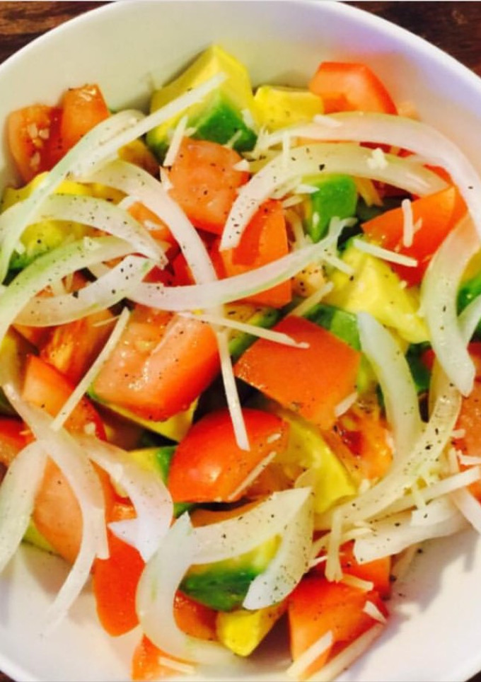 Una foto de Ensalada de Tomate y Aguacate (palta)