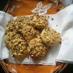 A picture of Peanuts cookies.