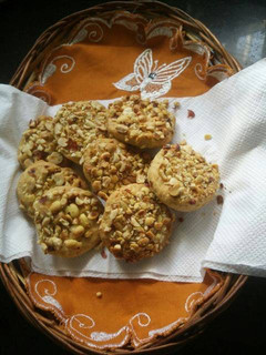 A picture of Peanuts cookies.