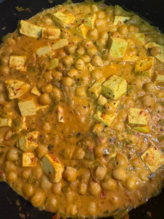 Una foto de Garbanzos con tofu y crema Thai