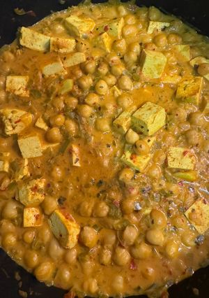Una foto de Garbanzos con tofu y crema Thai