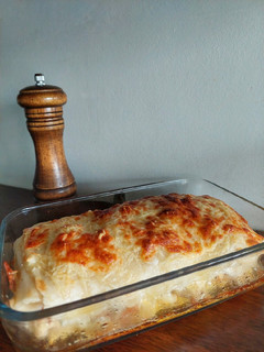 Una foto de Lasagna de pollo con panceta y masa de pasta gratinada al horno