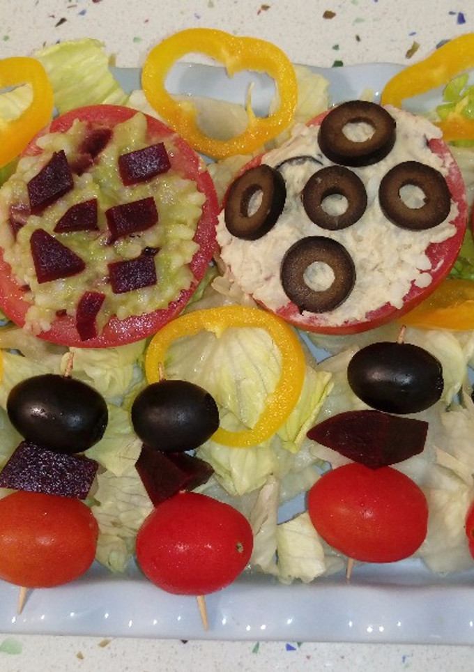 Una foto de Tomates rellenos de guacamole con remolacha y de humus con aceitunas