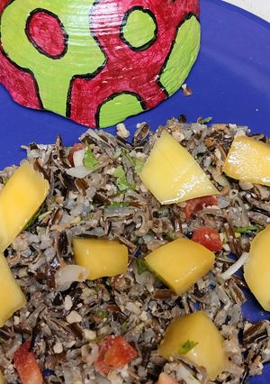 Una foto de Ensalada de arroz salvaje con mango
