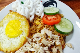 Langkah Mudah untuk Menyiapkan Nasi Goreng Ala Abang2 yang Enak