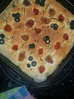Una foto de Focaccia de ibéricos, aceitunas negras y tomates cherry