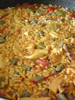 Una foto de Arroz con calamar y verduras