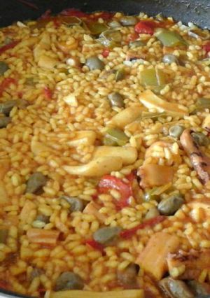 Una foto de Arroz con calamar y verduras