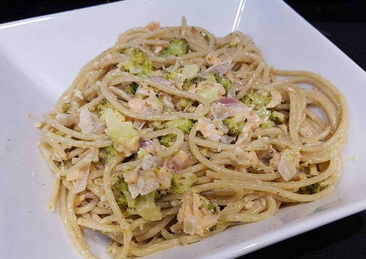 Espaguetis integrales con brócoli, salmón y nata al aroma de lima