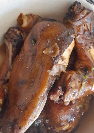 A picture of Sheep head and trotters.