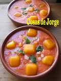 Salmorejo con surimi y cubitos de frutas