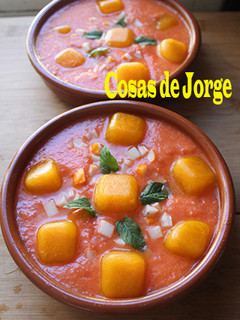 Una foto de Salmorejo con surimi y cubitos de frutas