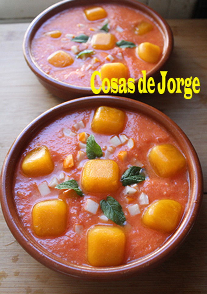 Una foto de Salmorejo con surimi y cubitos de frutas