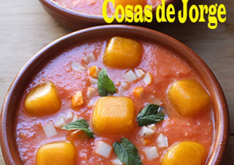 Salmorejo con surimi y cubitos de frutas