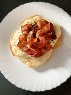 Una foto de Aperitivo tipo Hot Brown