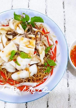 Hình của món Gỏi mực khoai môn.