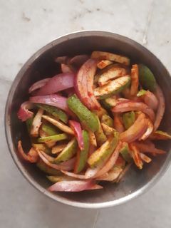 કાચી કેરી કાંદા નું સલાડ (Kachi Keri Kanda Salad Recipe In Gujarati) રેસીપી મુખ્ય ફોટો