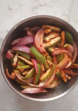 કાચી કેરી કાંદા નું સલાડ (Kachi Keri Kanda Salad Recipe In Gujarati) રેસીપી મુખ્ય ફોટો