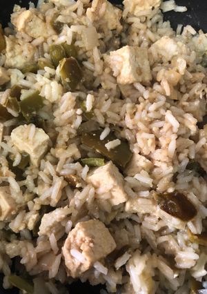 Una foto de Arroz con salsa de soja y tofu