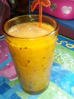 Una foto de Licuado de pera, durazno, banana y uva 🍐🍑🍌🍇
