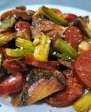 Salteado de rebollones con ajos tiernos y chorizo asturiano