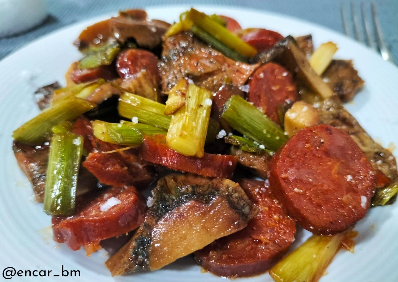 Salteado de rebollones con ajos tiernos y chorizo asturiano