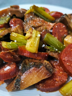 Una foto de Salteado de rebollones con ajos tiernos y chorizo asturiano
