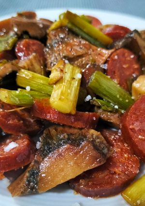 Una foto de Salteado de rebollones con ajos tiernos y chorizo asturiano