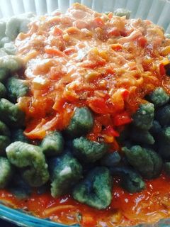 Una foto de Ñoquis de verdura con salsa scarparo