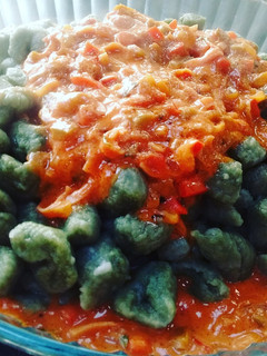 Una foto de Ñoquis de verdura con salsa scarparo