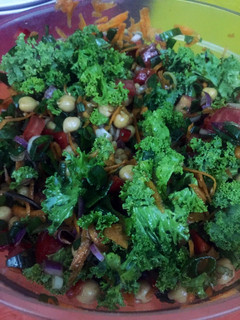 Una foto de Ensalada 🥗 De garbanzos y Kale 🥬