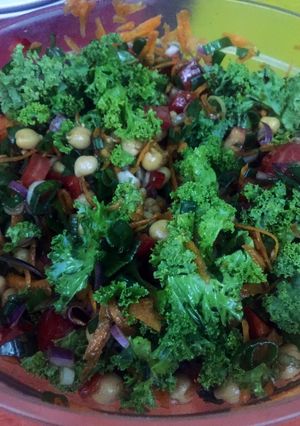 Una foto de Ensalada 🥗 De garbanzos y Kale 🥬