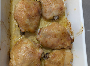 Foto de Coxas de frango no forno