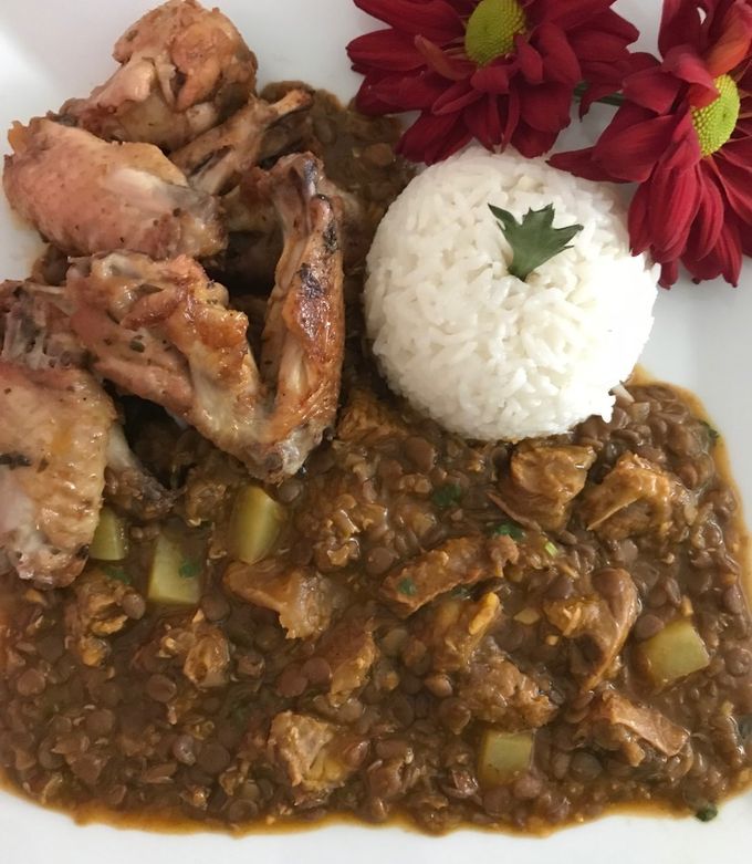 Una foto de Lentejitas con Alitas de Pollo a lo Carmelita