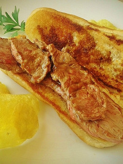 A picture of Beef Sandwich with Worcestershire Sauce.