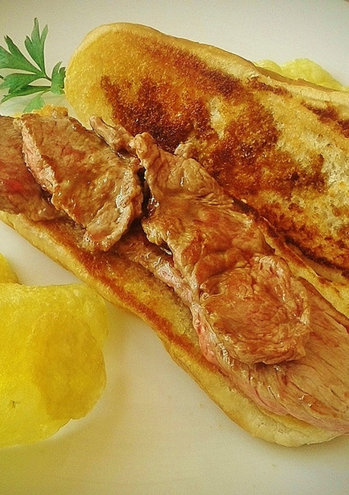 Una foto de Bocata de ternera con salsa Worcestershire