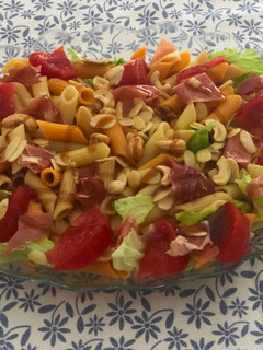 Una foto de Ensalada de pasta integral y jamón con frutos secos