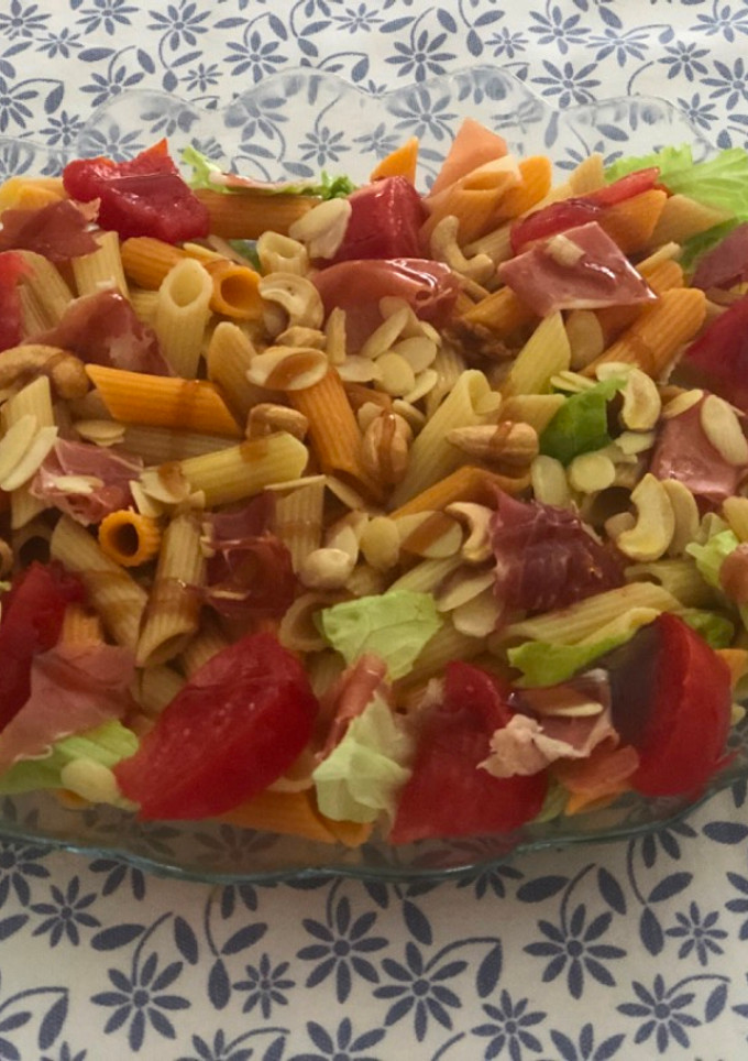 Una foto de Ensalada de pasta integral y jamón con frutos secos