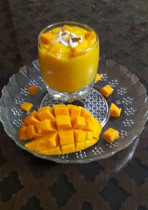 A picture of Alphanso Mango shake with vanilla ice cream.
