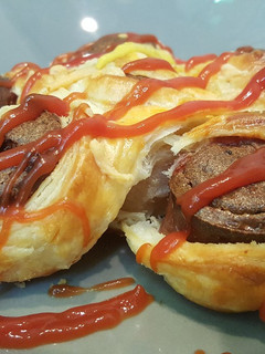 Una foto de Bollo de hojaldre con frankfurt y queso