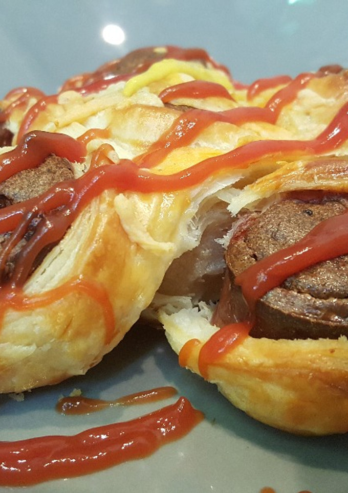 Una foto de Bollo de hojaldre con frankfurt y queso