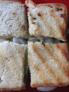 Una foto de Cuadraditos de pan de molde con pechuga de pollo especiada cocida al vapor