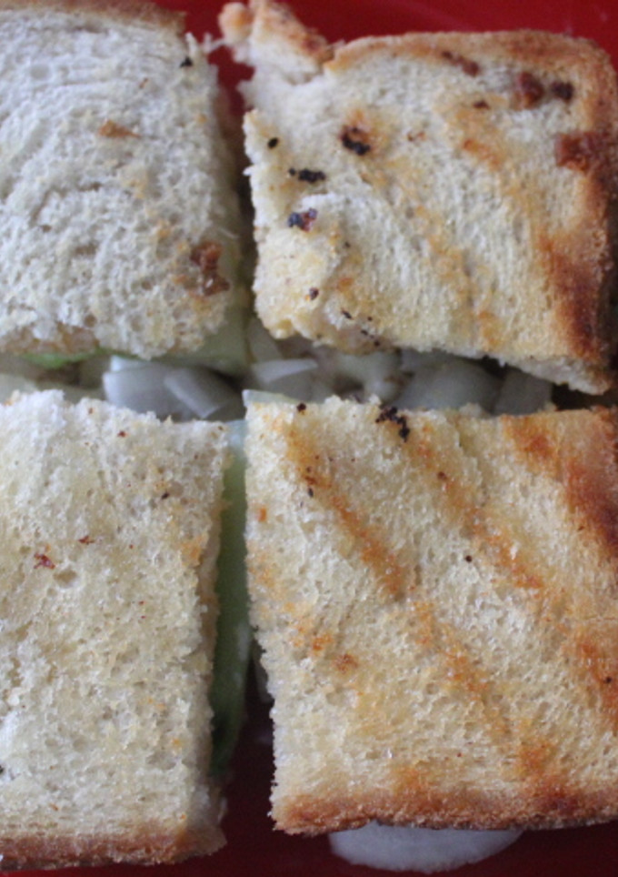 Una foto de Cuadraditos de pan de molde con pechuga de pollo especiada cocida al vapor