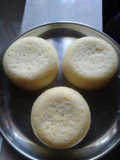 ஜப்பனீஸ் ஸ்டீம் கேக்(Japanese steam cake recipe in tamil) செய்முறை முக்கிய புகைப்படம்