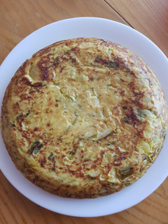Una foto de Tortilla de patatas con espárragos verdes